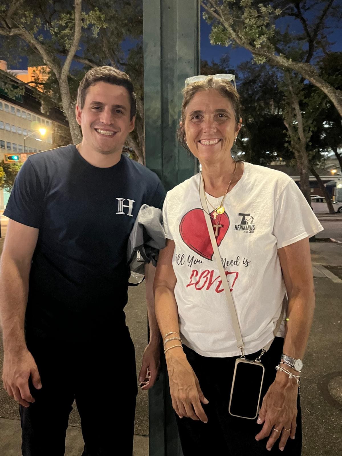 Malena y Héctor, de Hermanos de la Calle, con el equipo de Hera