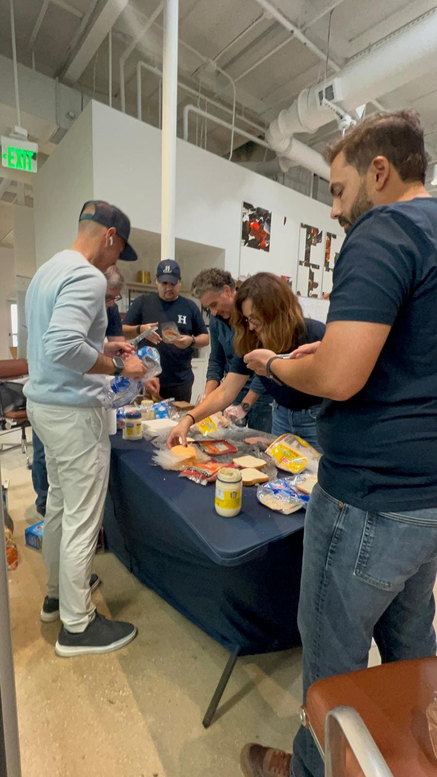 Preparación de alimentos para la labor comunitaria de Hermanos de la Calle