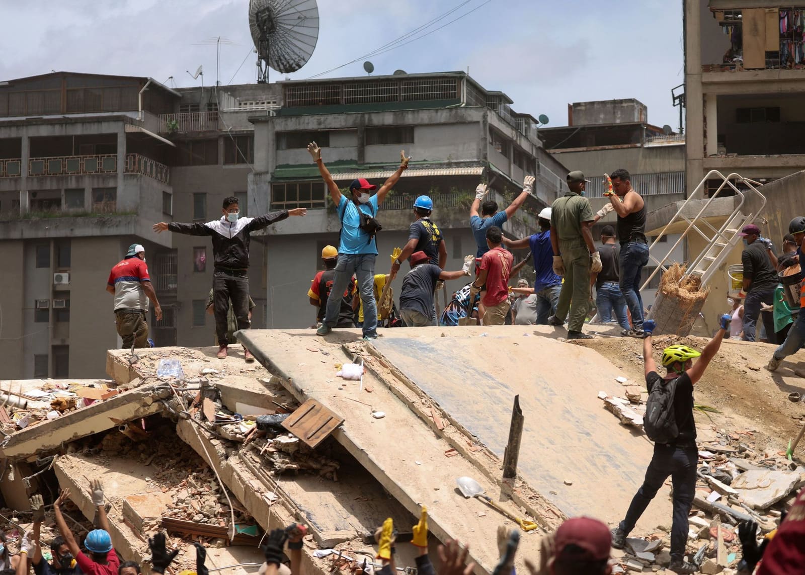 Equipos de rescate y voluntarios buscan sobrevivientes en un edificio colapsado en Venezuela