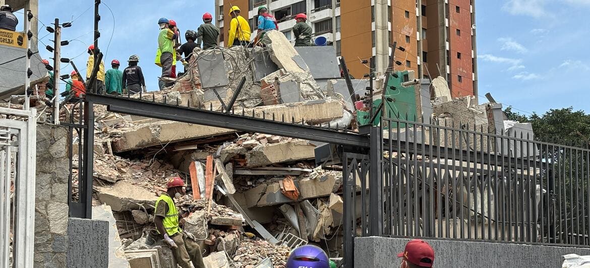 Equipos de emergencia realizan labores de búsqueda y rescate en un edificio colapsado en Venezuela